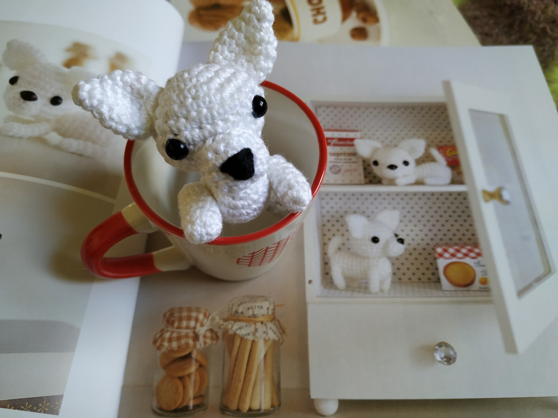 Tasse et miniature chihuahua en crochet